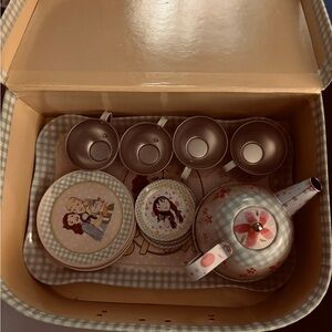 Lennon Sisters Best Pals Tin Toy Tea Set in Travel Case - 2008